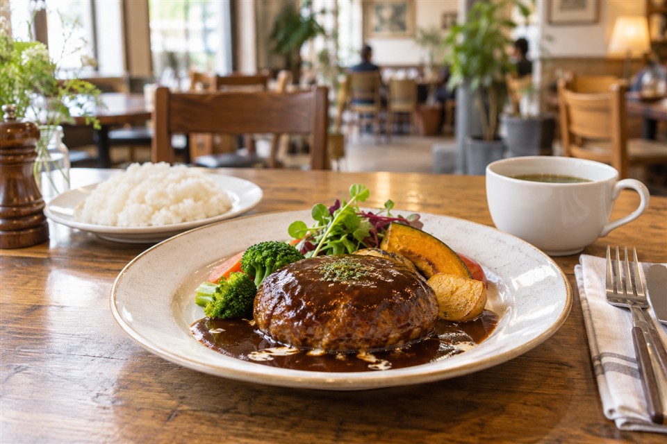 ハンバーグと彩り野菜を盛り付けた洋食